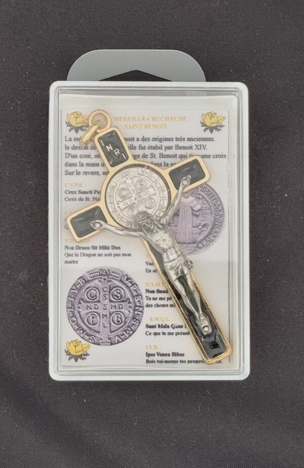 Metalen Kruis met Corpus en Benedictus Penning