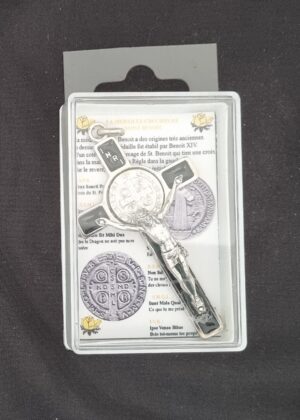 Metalen Kruis met Corpus en Benedictus Penning