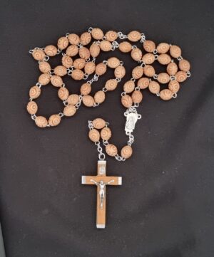 Rozenkrans met houten kralen en houten kruis