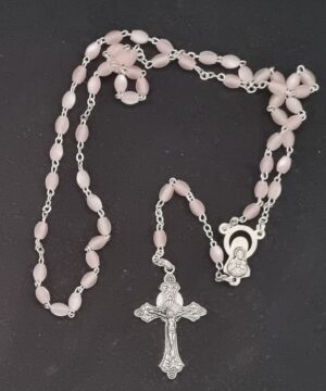 Rozenkrans met roze ovale kraaltjes.
